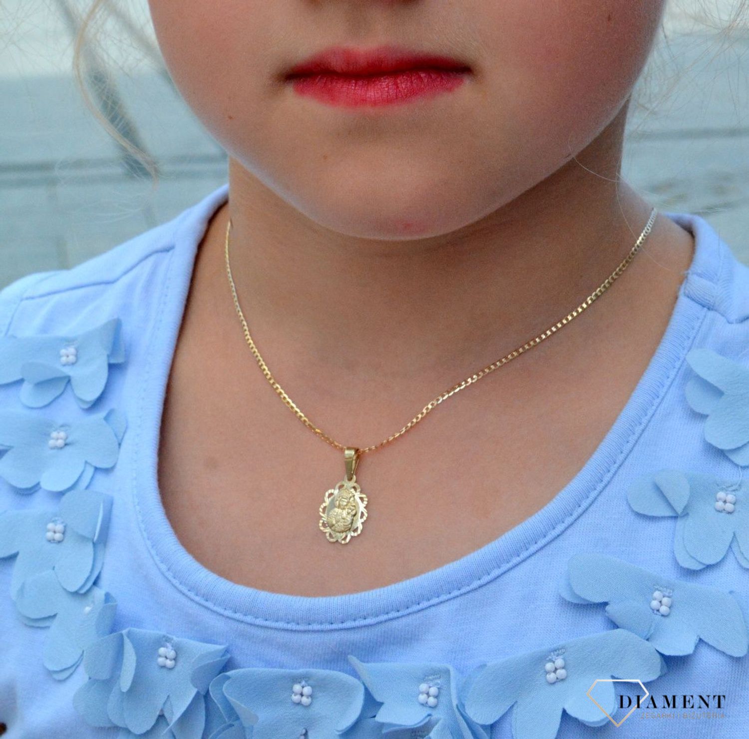 Złota zawieszka medalik owalny Matka Boska ZA 6730 333. Medalik będący wspaniałą pamiątką i prezentem z okazji chrztu, komunii czy bierzmowania. Zawieszka wykonana ze złota próby 333. Piękna biżuteria o bogatej symbolice rel.jpg